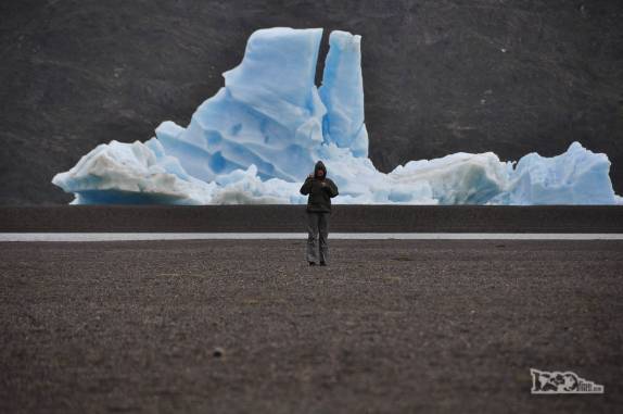 A Ana fica pequena perto de um iceberg em praia do lago Grey, no parque Nacional Torres del Paine, no sul do Chile